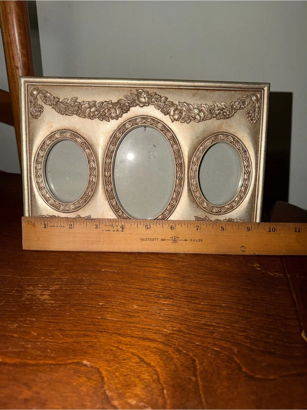 Ornate Triple Oval Picture Frame in Antique Gold